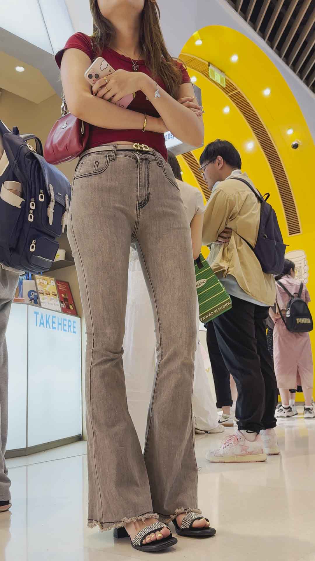 牛仔喇叭裤胸器大宽臀绝美小姐姐