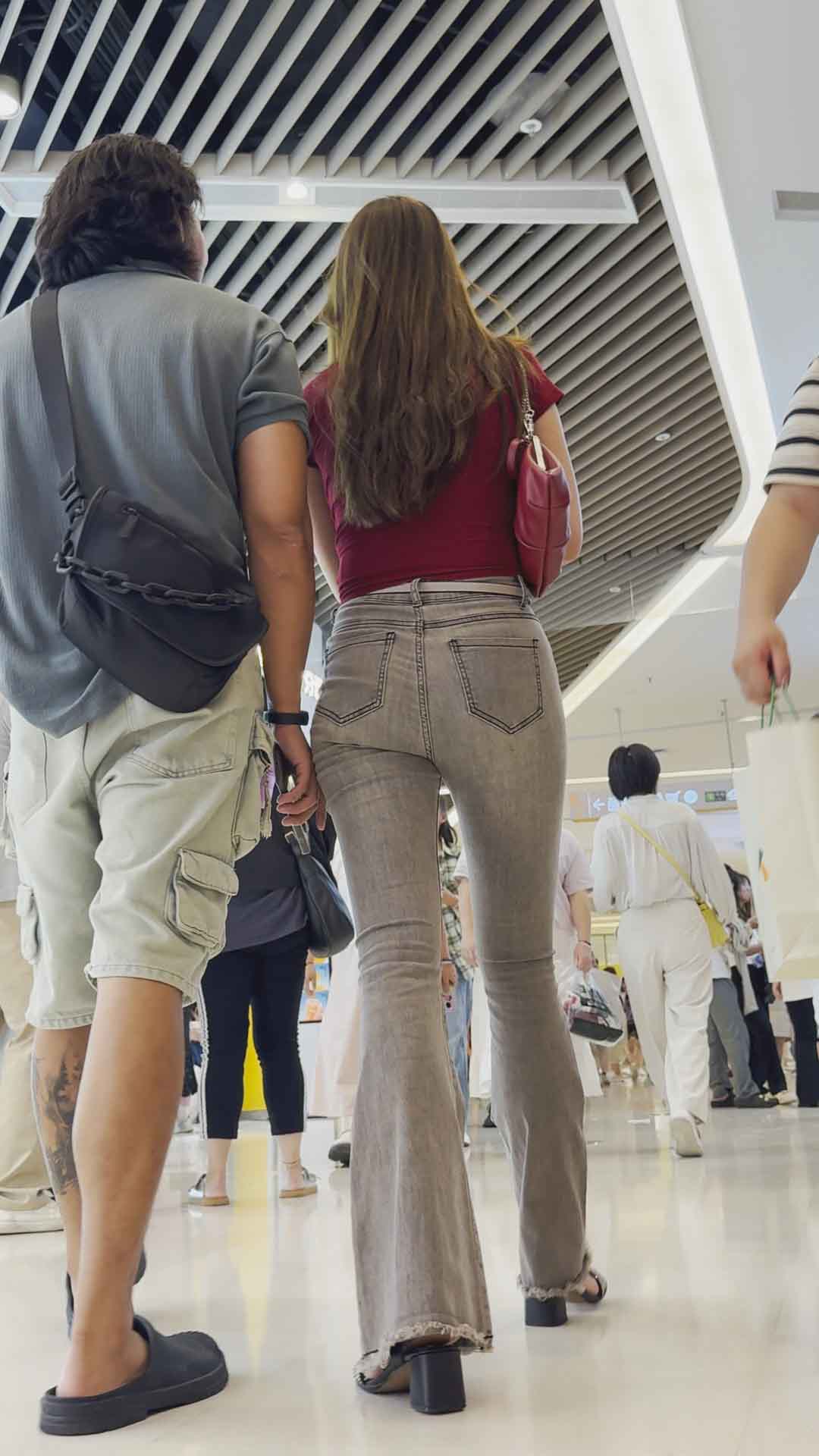 牛仔喇叭裤胸器大宽臀绝美小姐姐