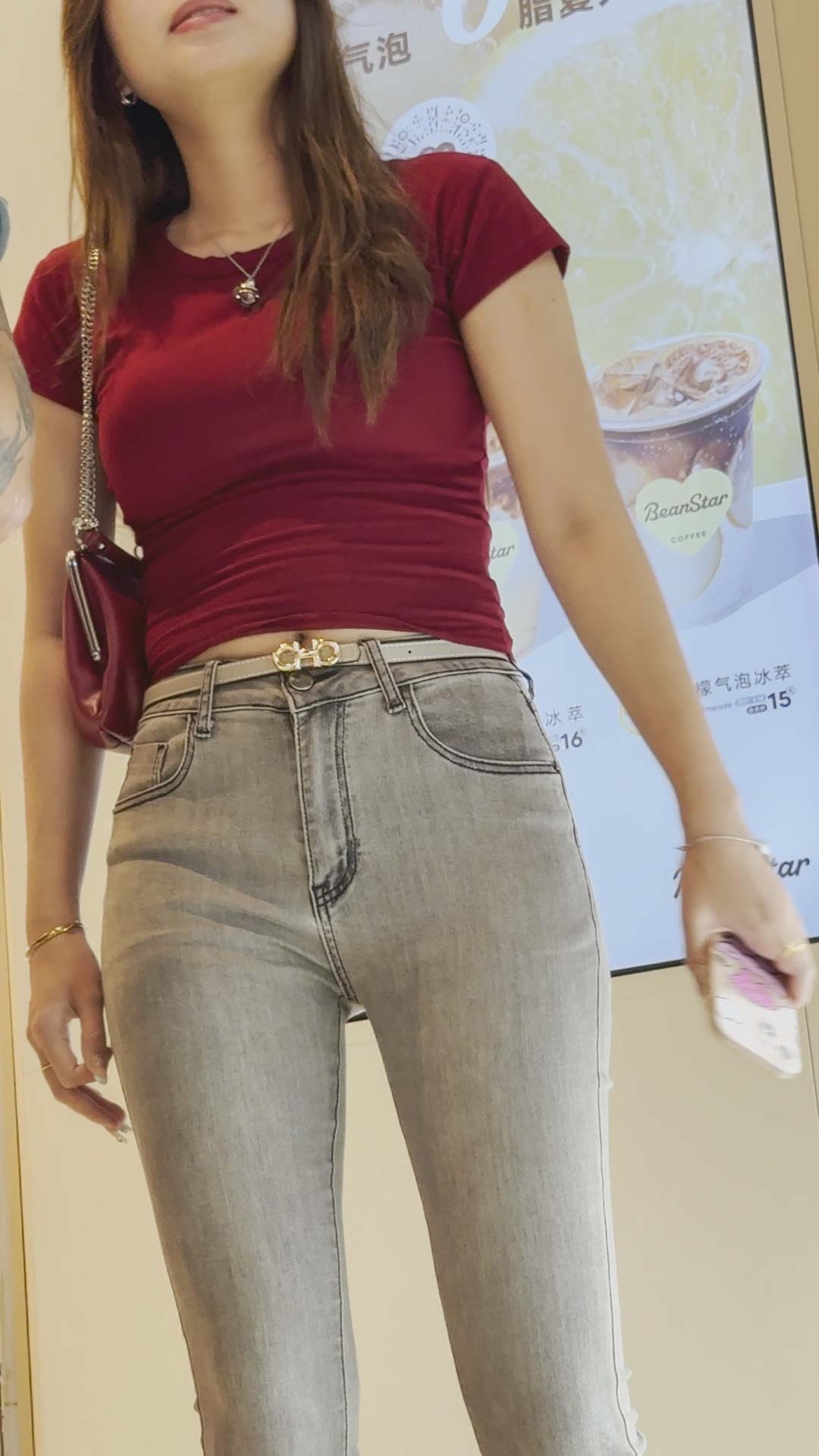 牛仔喇叭裤胸器大宽臀绝美小姐姐