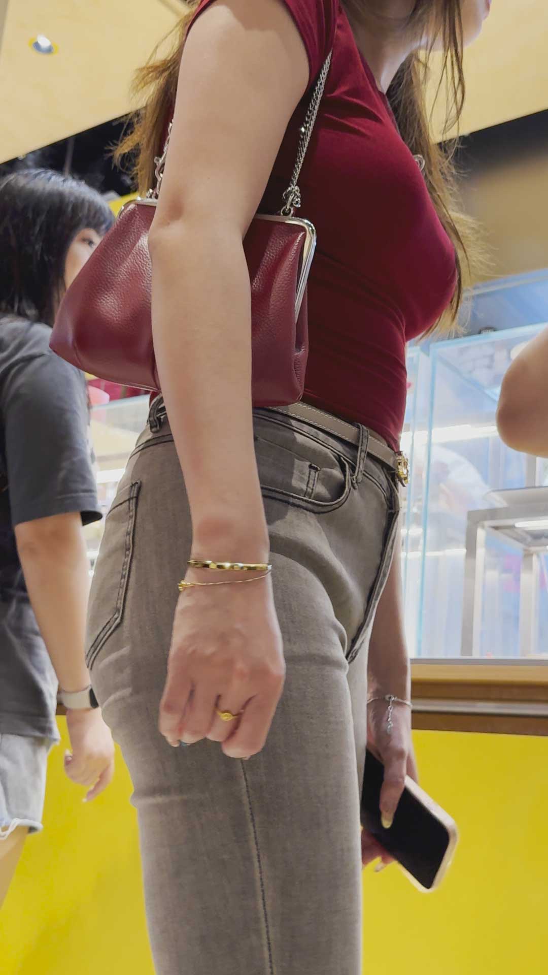 牛仔喇叭裤胸器大宽臀绝美小姐姐