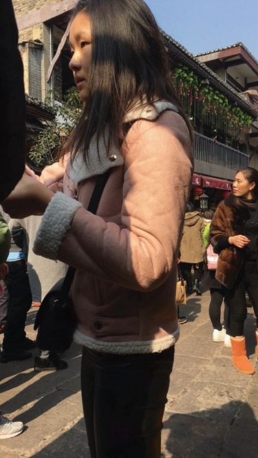 街拍紧身皮裤翘屯美眉C018[2.6G]