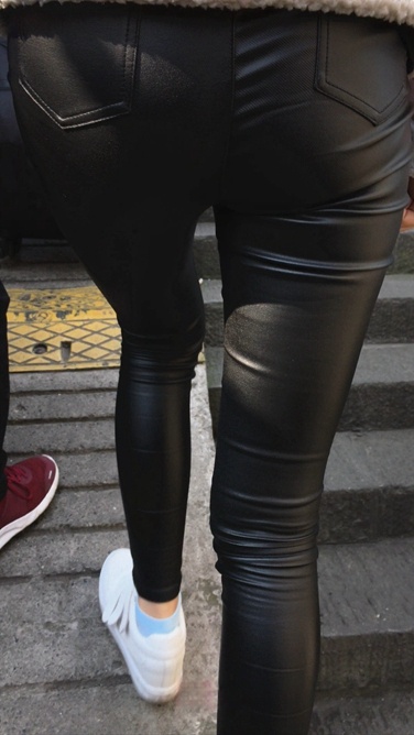 街拍紧身皮裤翘屯美眉C018[2.6G]