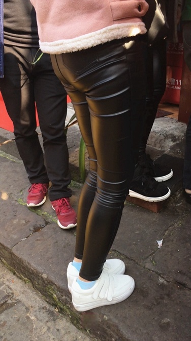 街拍紧身皮裤翘屯美眉C018[2.6G]