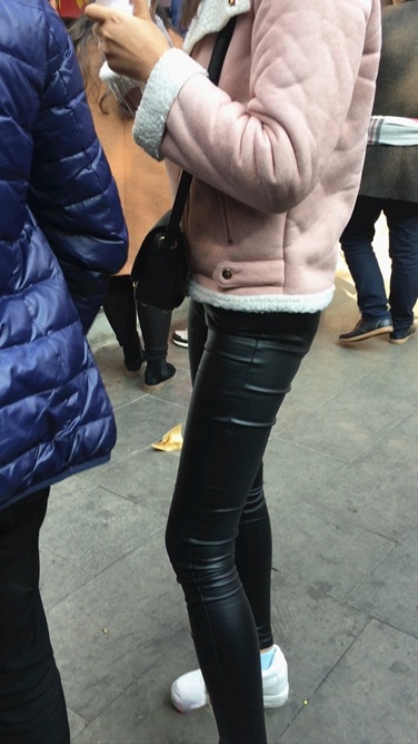 街拍紧身皮裤翘屯美眉C018[2.6G]