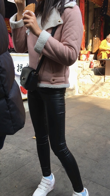 街拍紧身皮裤翘屯美眉C018[2.6G]