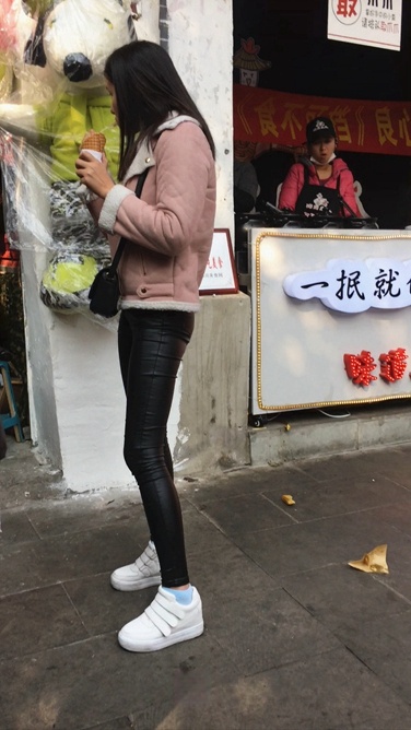 街拍紧身皮裤翘屯美眉C018[2.6G]