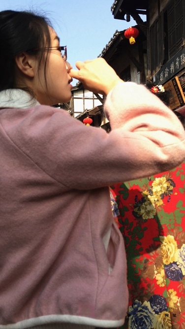 4K-街拍紧身牛仔裤翘屯美眉C019[562M]