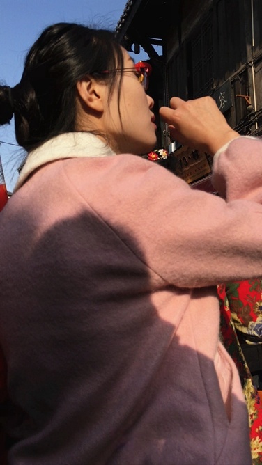 4K-街拍紧身牛仔裤翘屯美眉C019[562M]