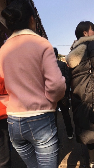 4K-街拍紧身牛仔裤翘屯美眉C019[562M]