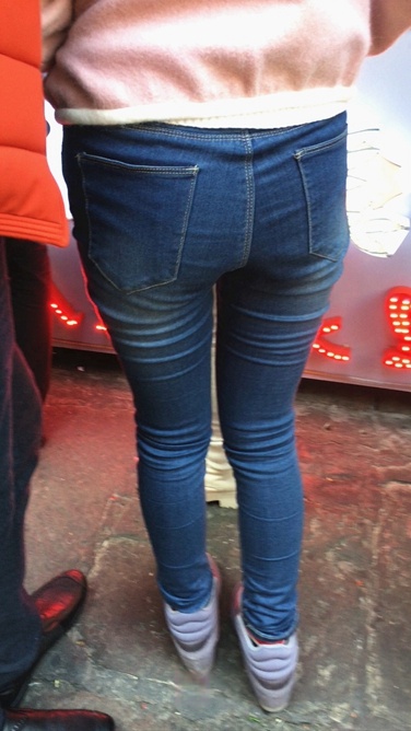 4K-街拍紧身牛仔裤翘屯美眉C019[562M]