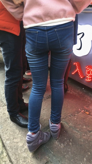 4K-街拍紧身牛仔裤翘屯美眉C019[562M]