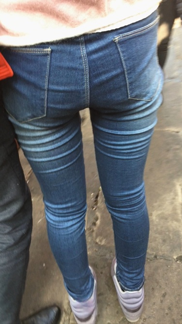 4K-街拍紧身牛仔裤翘屯美眉C019[562M]