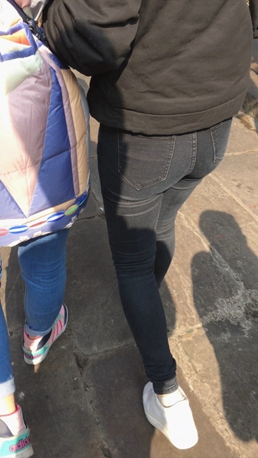 4K-街拍黑色牛仔裤紧身翘屯美眉C020[658M]