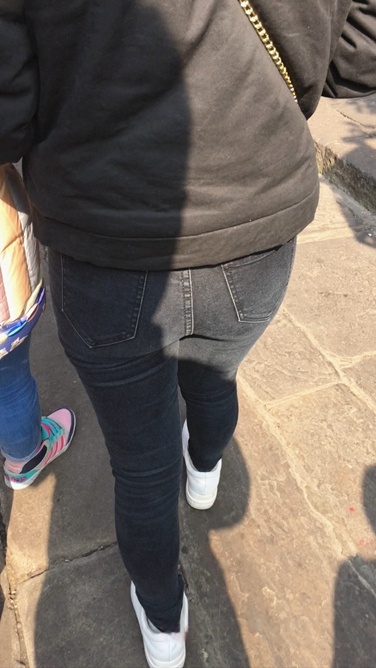 4K-街拍黑色牛仔裤紧身翘屯美眉C020[658M]