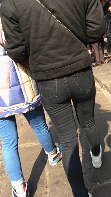 4K-街拍黑色牛仔裤紧身翘屯美眉C020[658M]