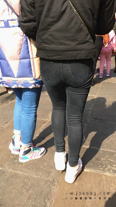 4K-街拍黑色牛仔裤紧身翘屯美眉C020[658M]