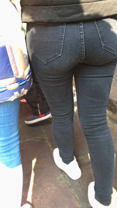 4K-街拍黑色牛仔裤紧身翘屯美眉C020[658M]