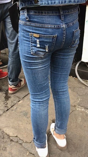 近距离拍摄牛仔裤小妹圆润紧翘小屯[188M]