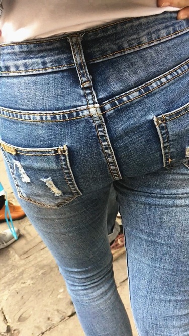 近距离拍摄牛仔裤小妹圆润紧翘小屯[188M]