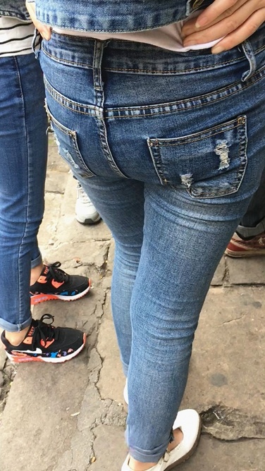 近距离拍摄牛仔裤小妹圆润紧翘小屯[188M]