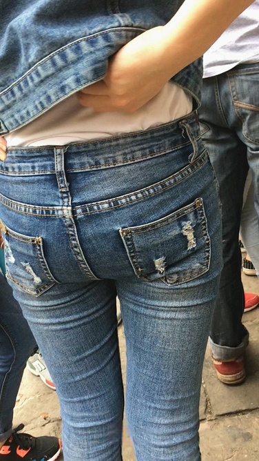 近距离拍摄牛仔裤小妹圆润紧翘小屯[188M]