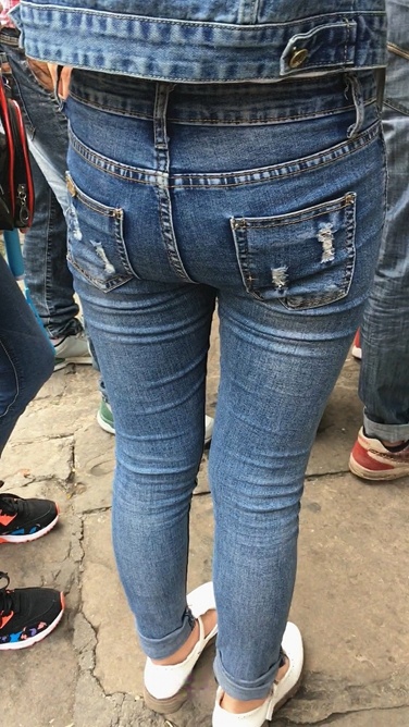 近距离拍摄牛仔裤小妹圆润紧翘小屯[188M]