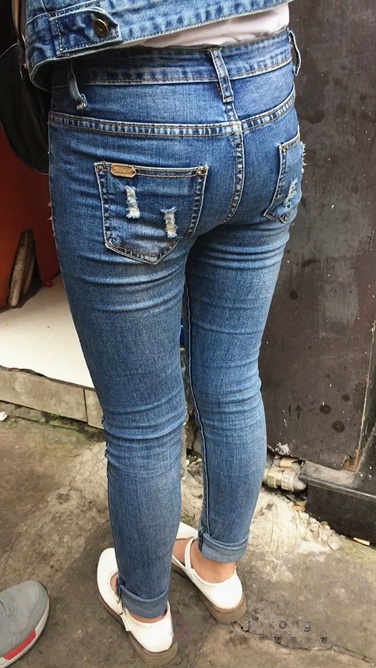 近距离拍摄牛仔裤小妹圆润紧翘小屯[188M]