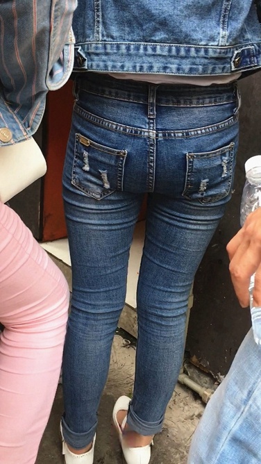 近距离拍摄牛仔裤小妹圆润紧翘小屯[188M]