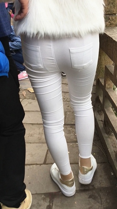 近距离拍摄白色紧身裤MM的小翘屯[534M]