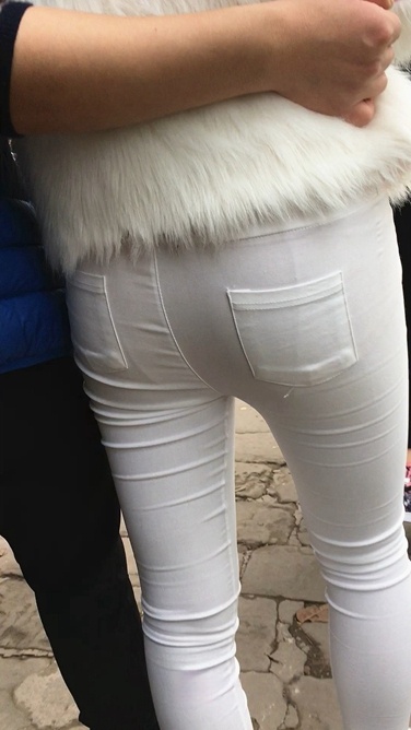 近距离拍摄白色紧身裤MM的小翘屯[534M]