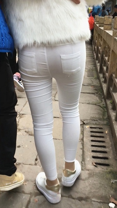 近距离拍摄白色紧身裤MM的小翘屯[534M]