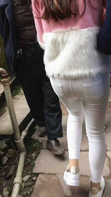 近距离拍摄白色紧身裤MM的小翘屯[534M]