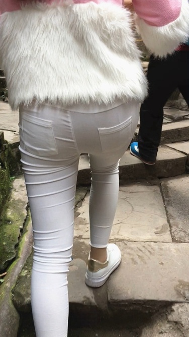 近距离拍摄白色紧身裤MM的小翘屯[534M]