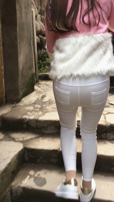 近距离拍摄白色紧身裤MM的小翘屯[534M]
