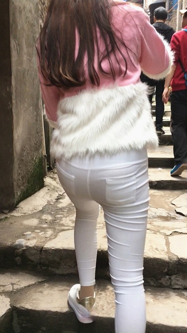 近距离拍摄白色紧身裤MM的小翘屯[534M]