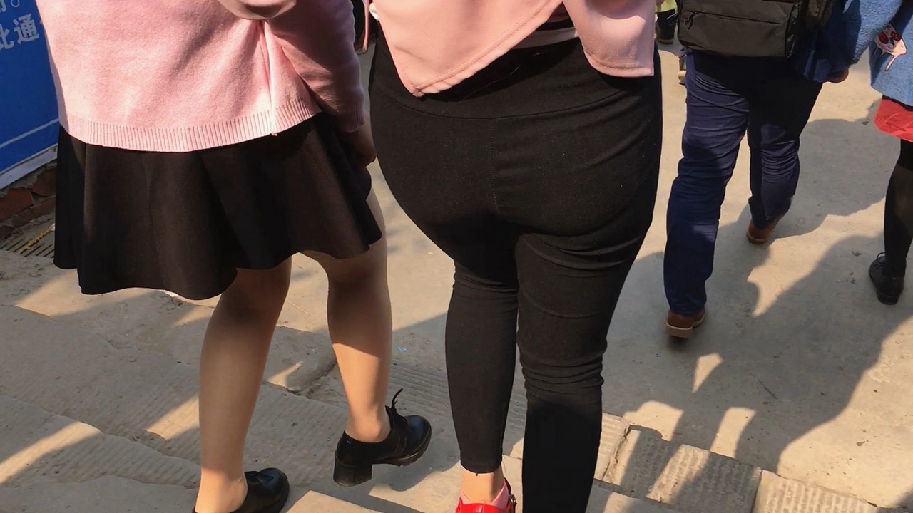 极品圆润丰屯黑裤妹子下楼梯C056[249M]