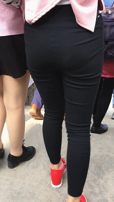 极品圆润丰屯黑裤妹子下楼梯C056[249M]