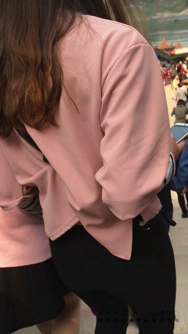 极品圆润丰屯黑裤妹子下楼梯C056[249M]