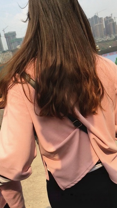 极品圆润丰屯黑裤妹子下楼梯C056[249M]