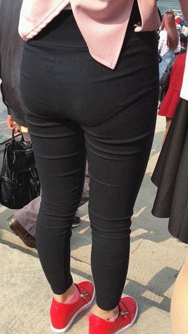 极品圆润丰屯黑裤妹子下楼梯C056[249M]