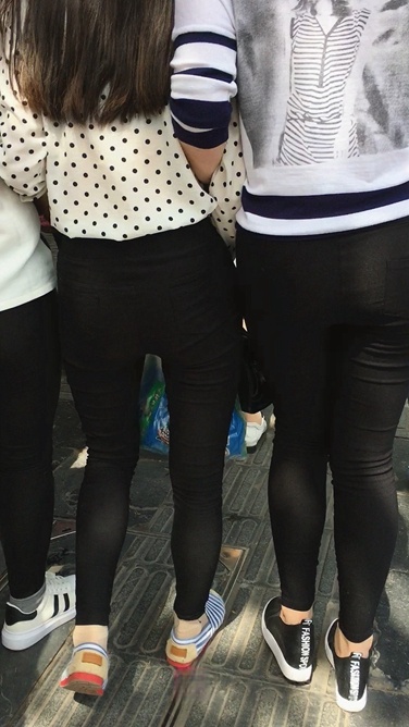 三个黑色紧身裤MM子走在一起C057[520M]