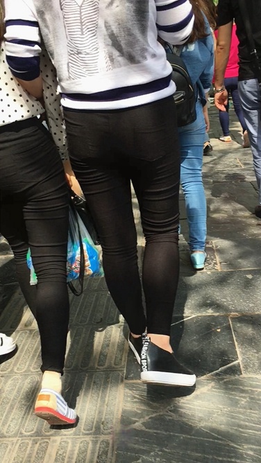 三个黑色紧身裤MM子走在一起C057[520M]