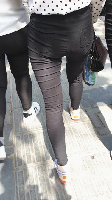 三个黑色紧身裤MM子走在一起C057[520M]