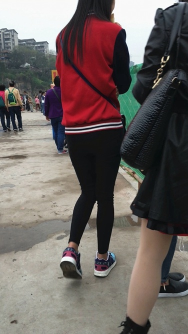 4K-红衣黑色紧身牛仔裤翘屯小妹C059[811M]