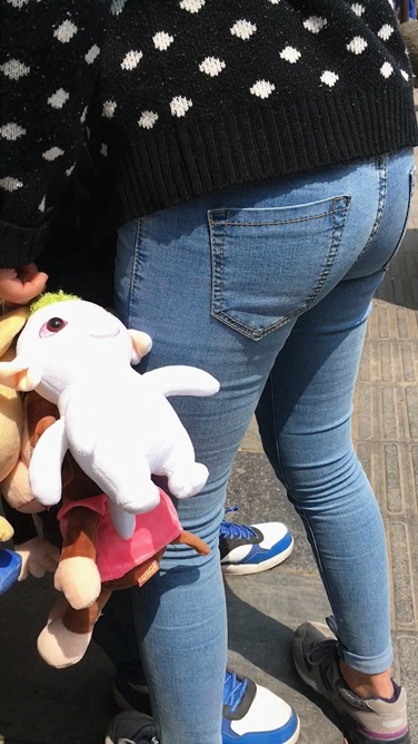 近拍牛仔裤妹子的翘屯C062[200M]