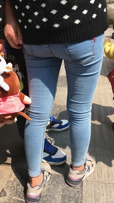 近拍牛仔裤妹子的翘屯C062[200M]