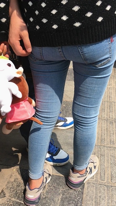 近拍牛仔裤妹子的翘屯C062[200M]