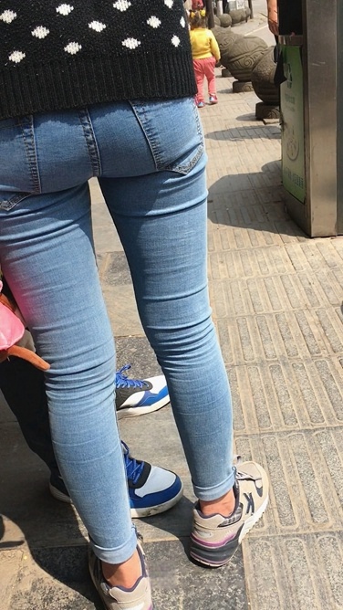 近拍牛仔裤妹子的翘屯C062[200M]