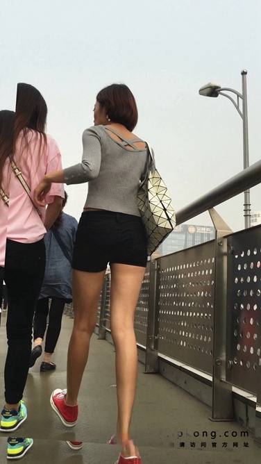 4K-极品热裤细腿红色帆布鞋高中美眉C048[2.33G]