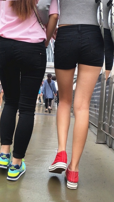 4K-极品热裤细腿红色帆布鞋高中美眉C048[2.33G]